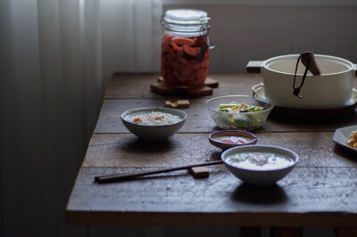 鲜虾粥、拌豆皮和绿豆豉黄瓜、紫苏嫩姜