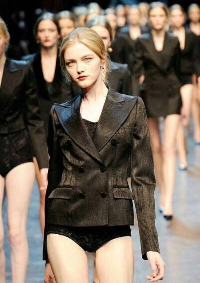 弗拉达·洛丝亚珂娃 (Vlada Roslyakova) 