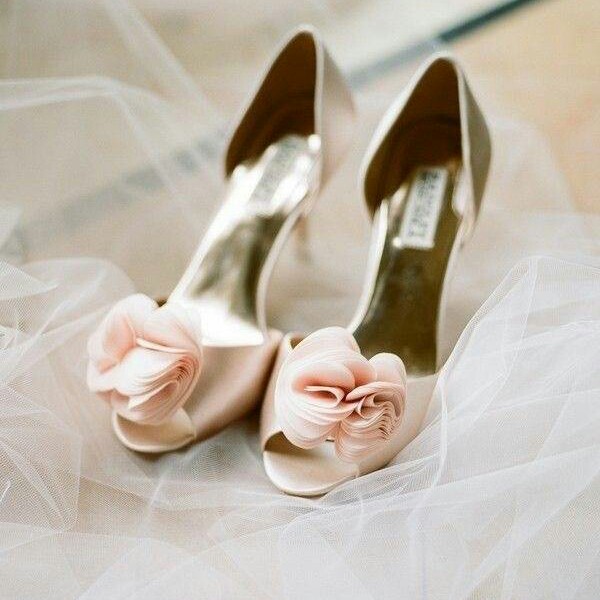 发一系列婚礼配饰 美到流泪最推荐的婚鞋品牌-Badgley Mischka ​​​婚礼用鞋