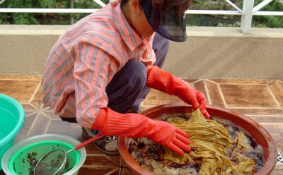 柿染布体验:以取之于自然的柿子汁染布制成柿染服，是济州独有的特色之一。