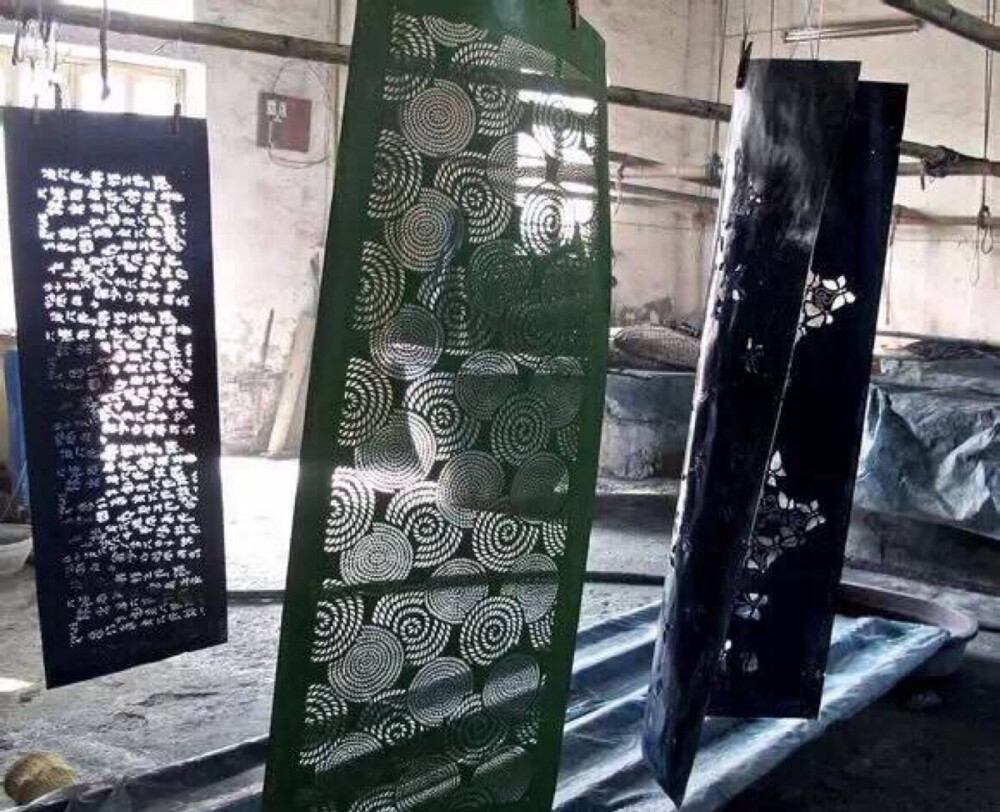 藍印花布源於秦漢，星勝於商業發達的唐宋時期，《古今圖書集成》卷中記載：“藥斑布——以布抹灰藥而染青，候乾，去灰藥，則青白相間。有人物，花鳥，詩詞各色，充衾幔之用” 在日本稱之為“藍染，草木染”，歐美稱“Japan blue”