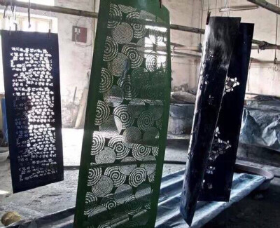 藍印花布源於秦漢，星勝於商業發達的唐宋時期，《古今圖書集成》卷中記載：“藥斑布——以布抹灰藥而染青，候乾，去灰藥，則青白相間。有人物，花鳥，詩詞各色，充衾幔之用” 在日本稱之為“藍染，草木染”，歐美稱…