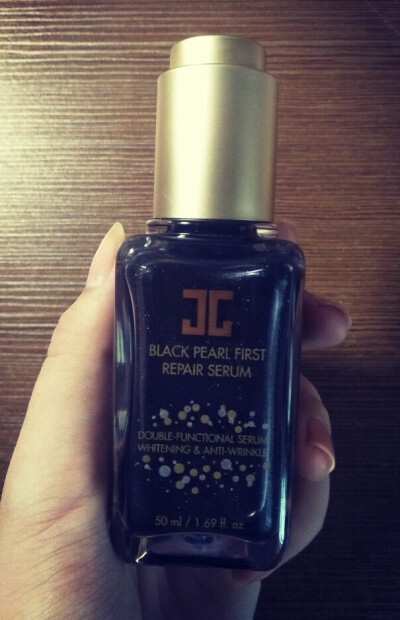 【jayjun黑珍珠精华液】我很喜欢这个牌子的面膜，这款精华液也挺好用。黑色精华中带着闪粉颗粒，涂在脸上很滋润，吸收之后皮肤柔软，就是不能涂太多，容易黏。