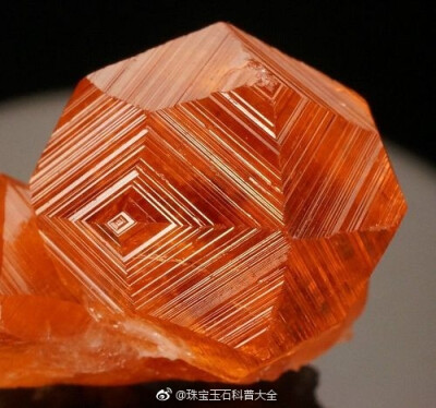 超级完美的 Hessonite Garnet 钙铝榴石 颜色和晶形都无敌了