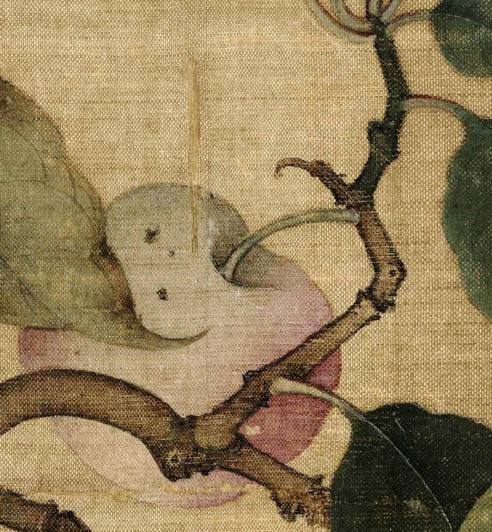 #宋画撷珍# 《果熟来禽图》页，南宋，林椿作，故宫博物院藏
图中木叶的枯萎、残损、锈斑，果子上被虫儿叮咬的痕迹细节，体现画家高超的写生能力。在构图上采取稳定的三角形，删繁就简，树叶错落有致，连阴、阳面、叶柄转承等都一一罗列，明洁奇巧，既保持了画院花鸟画“要物形不改”状物精微的写实精神，又表现出作者蕴藉空灵的审美追求