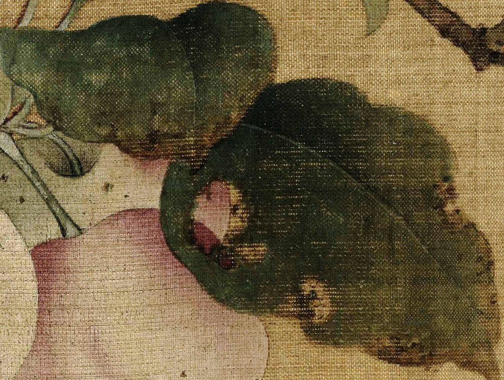 #宋画撷珍# 《果熟来禽图》页，南宋，林椿作，故宫博物院藏
图中木叶的枯萎、残损、锈斑，果子上被虫儿叮咬的痕迹细节，体现画家高超的写生能力。在构图上采取稳定的三角形，删繁就简，树叶错落有致，连阴、阳面、叶柄转承等都一一罗列，明洁奇巧，既保持了画院花鸟画“要物形不改”状物精微的写实精神，又表现出作者蕴藉空灵的审美追求