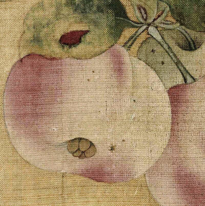 #宋画撷珍# 《果熟来禽图》页，南宋，林椿作，故宫博物院藏
图中木叶的枯萎、残损、锈斑，果子上被虫儿叮咬的痕迹细节，体现画家高超的写生能力。在构图上采取稳定的三角形，删繁就简，树叶错落有致，连阴、阳面、叶…
