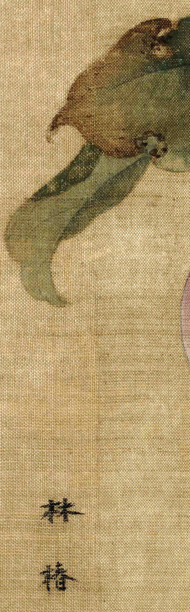 #宋画撷珍# 《果熟来禽图》页，南宋，林椿作，故宫博物院藏
图中木叶的枯萎、残损、锈斑，果子上被虫儿叮咬的痕迹细节，体现画家高超的写生能力。在构图上采取稳定的三角形，删繁就简，树叶错落有致，连阴、阳面、叶柄转承等都一一罗列，明洁奇巧，既保持了画院花鸟画“要物形不改”状物精微的写实精神，又表现出作者蕴藉空灵的审美追求