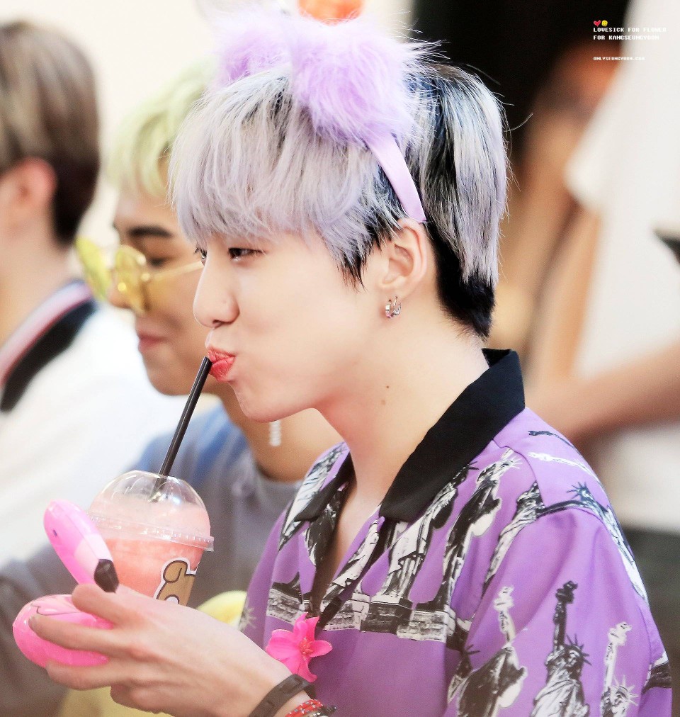 姜昇润正在嘟嘴个果汁✔