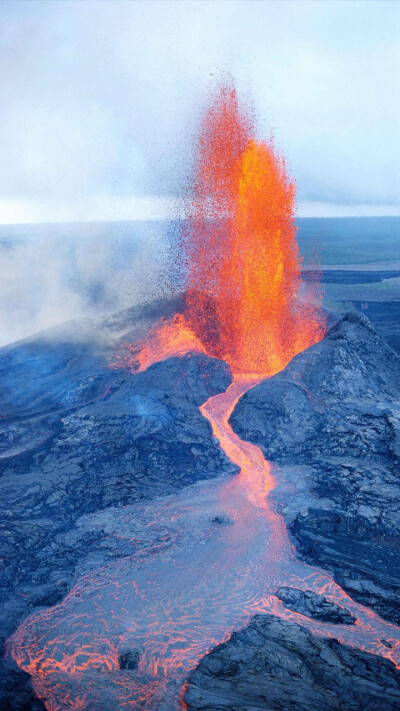 火山猛烈的喷发不断地改变周围的景观，熔岩流揭示了奇妙的地质构造过程。