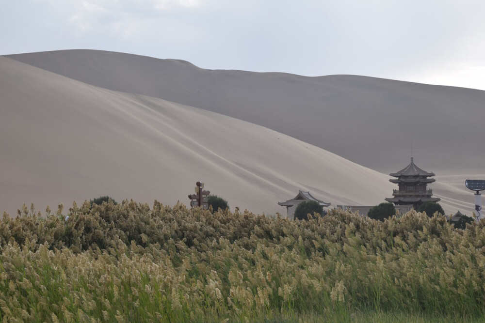 月牙泉边鸣沙山