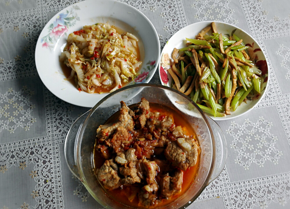 剁椒蒸排骨，剁椒白菜，芹菜香干～