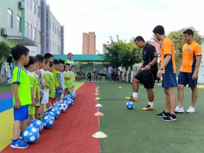 艾乐幼儿园的宝宝们在学踢足球