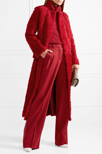 柔软的骆驼毛一直是 Max Mara 奢华设计的首选面料。这款长裤采用高腰剪裁，颜色大胆，英气非凡的阔腿裤型以压痕巩固立挺轮廓。品牌在 2017 早秋型录中为它搭配了同色系毛衣和外套，不妨一试。