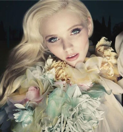 超模 Abbey Lee Kershaw 代言 Gucci Flora Garden 香氛广告