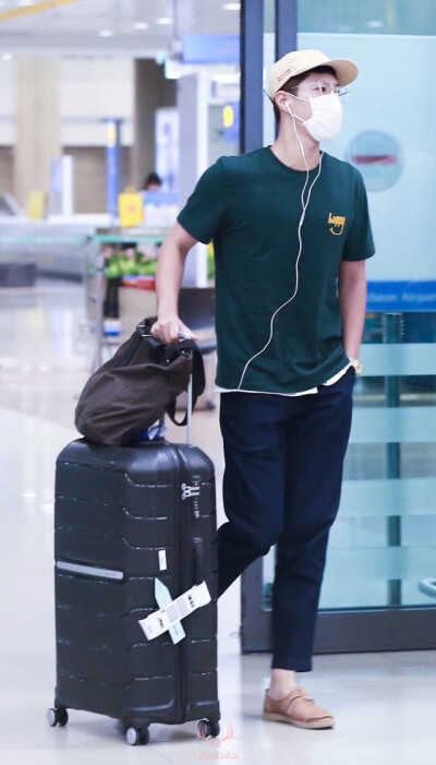 一系列的机场照 饭拍cr：logo 原谅我太久没传记不清哪是哪了……反正wuli宝剑都很帅！朴宝剑 头像 手机壁纸