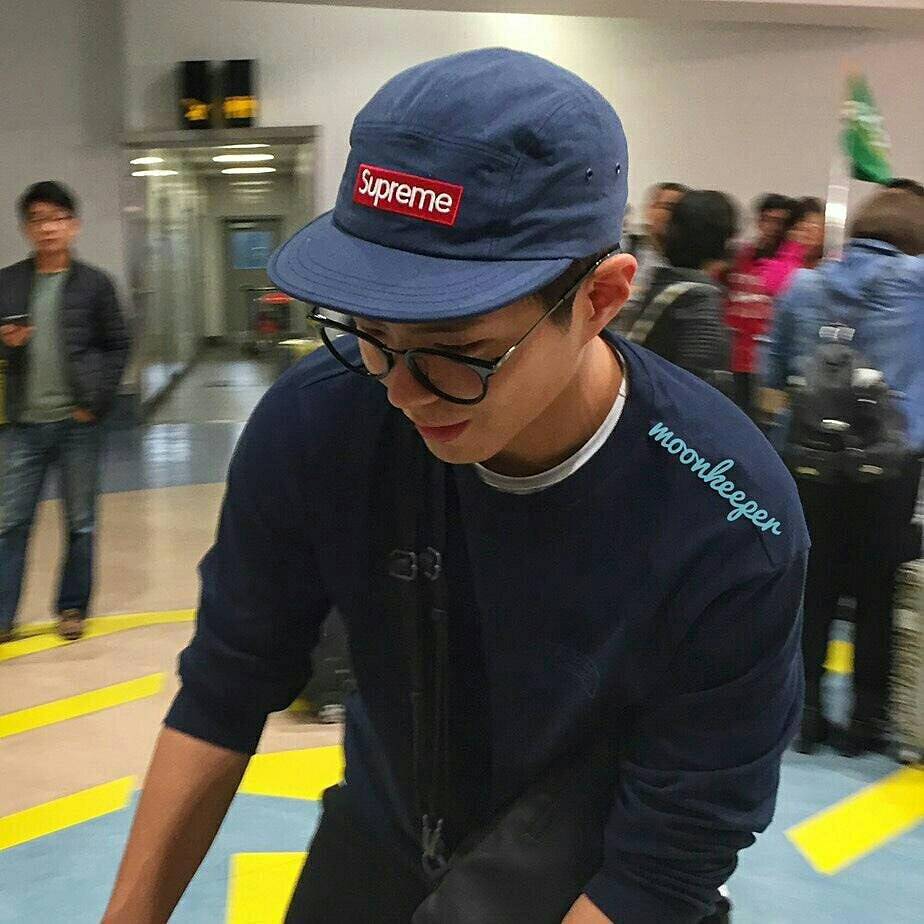 这天特别可爱！一系列的机场照 饭拍cr：logo 原谅我太久没传记不清哪是哪了……反正wuli宝剑都很帅！朴宝剑 头像 手机壁纸