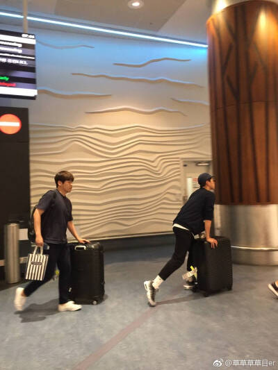 这天特别可爱！一系列的机场照 饭拍cr：logo 原谅我太久没传记不清哪是哪了……反正wuli宝剑都很帅！朴宝剑 头像 手机壁纸