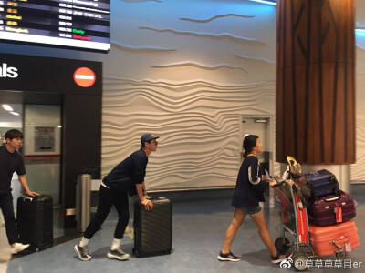 这天特别可爱！一系列的机场照 饭拍cr：logo 原谅我太久没传记不清哪是哪了……反正wuli宝剑都很帅！朴宝剑 头像 手机壁纸