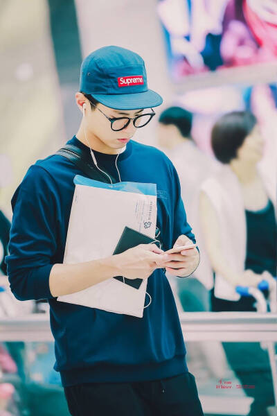 这天特别可爱！一系列的机场照 饭拍cr：logo 原谅我太久没传记不清哪是哪了……反正wuli宝剑都很帅！朴宝剑 头像 手机壁纸