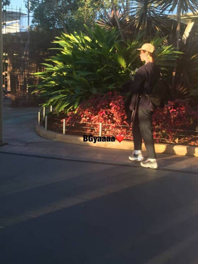 这天特别少年！一系列的机场照 饭拍cr：logo 原谅我太久没传记不清哪是哪了……反正wuli宝剑都很帅！朴宝剑 头像 手机壁纸