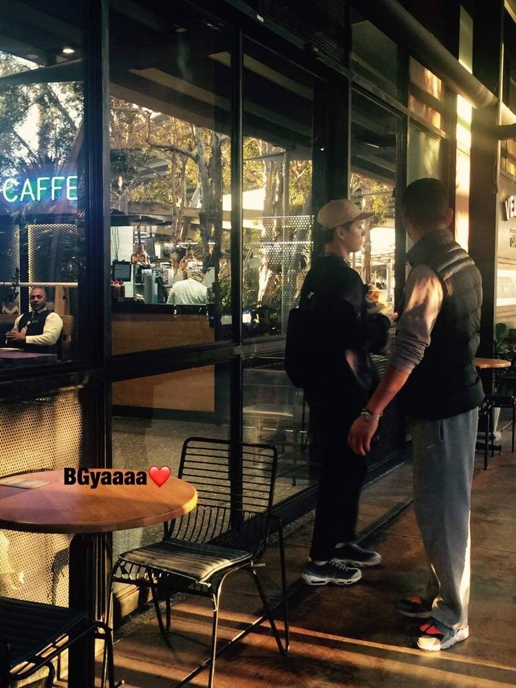 这天特别少年！一系列的机场照 饭拍cr：logo 原谅我太久没传记不清哪是哪了……反正wuli宝剑都很帅！朴宝剑 头像 手机壁纸