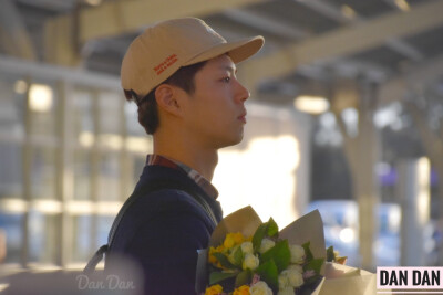这天特别少年！一系列的机场照 饭拍cr：logo 原谅我太久没传记不清哪是哪了……反正wuli宝剑都很帅！朴宝剑 头像 手机壁纸