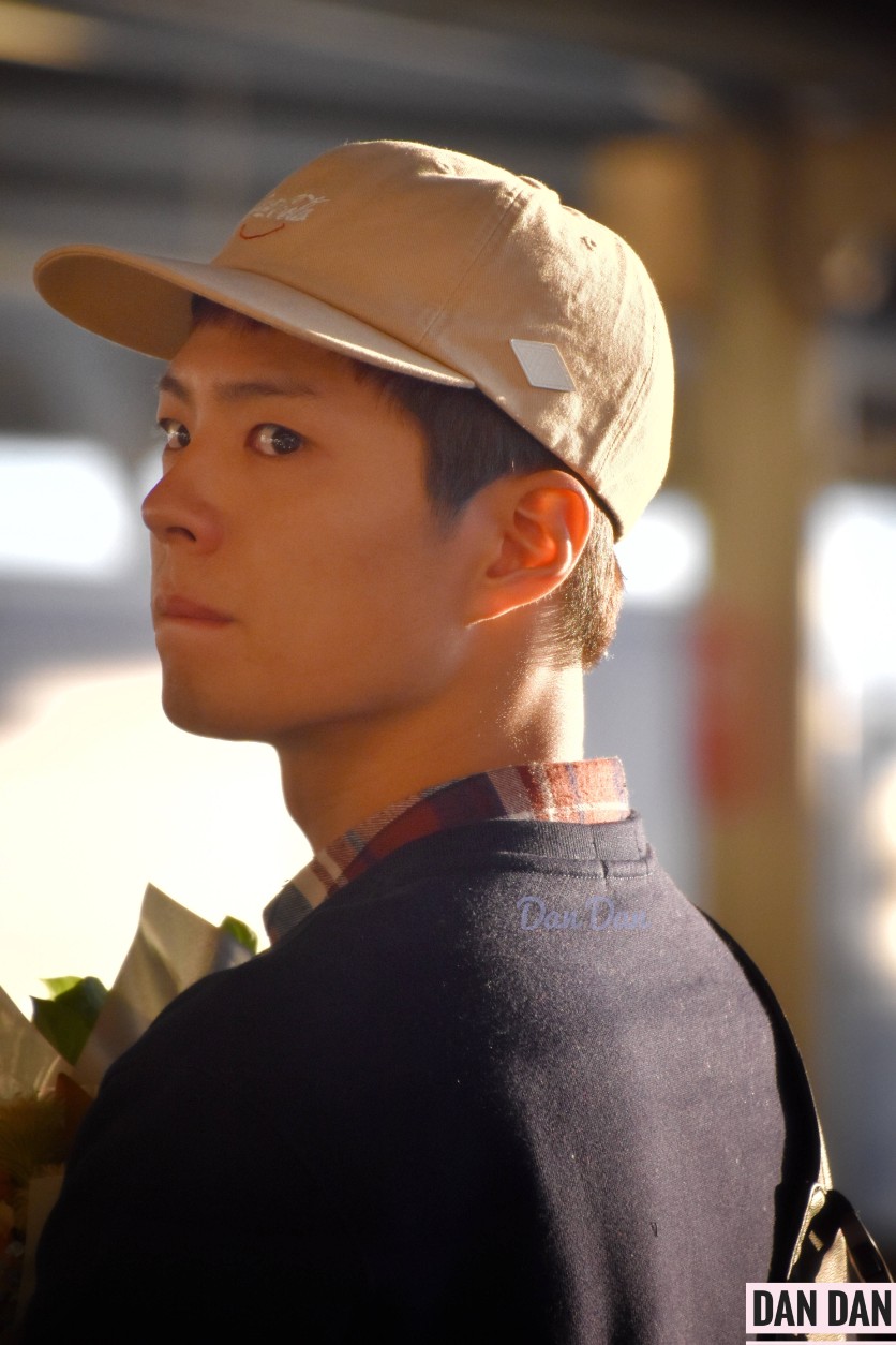 这天特别少年！一系列的机场照 饭拍cr：logo 原谅我太久没传记不清哪是哪了……反正wuli宝剑都很帅！朴宝剑 头像 手机壁纸