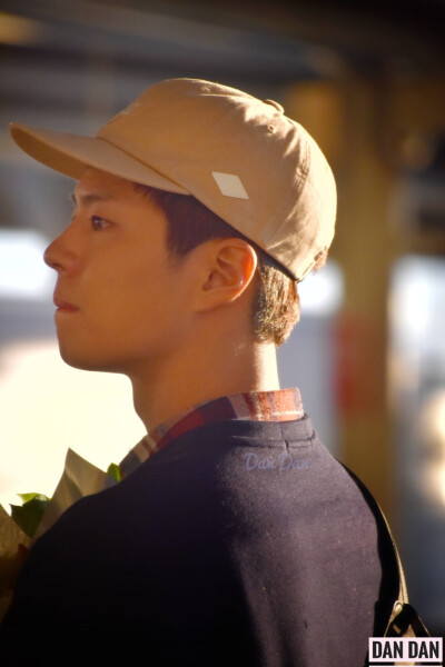 这天特别少年！一系列的机场照 饭拍cr：logo 原谅我太久没传记不清哪是哪了……反正wuli宝剑都很帅！朴宝剑 头像 手机壁纸