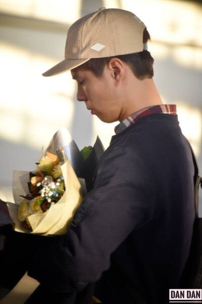 这天特别少年！一系列的机场照 饭拍cr：logo 原谅我太久没传记不清哪是哪了……反正wuli宝剑都很帅！朴宝剑 头像 手机壁纸