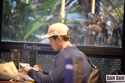 这天特别少年！一系列的机场照 饭拍cr：logo 原谅我太久没传记不清哪是哪了……反正wuli宝剑都很帅！朴宝剑 头像 手机壁纸