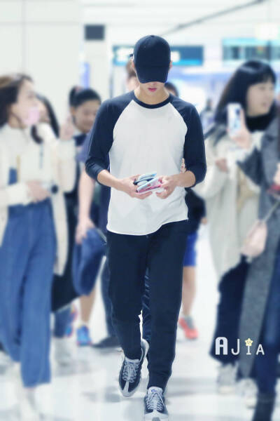 好久不见的万年t 一系列的机场照 饭拍cr：logo 原谅我太久没传记不清哪是哪了……反正wuli宝剑都很帅！朴宝剑 头像 手机壁纸