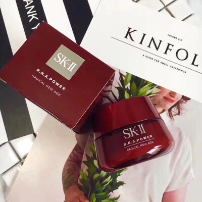 SK-II/SK2多元肌源修护精华霜80g 紧致收缩毛孔大红面霜大名鼎鼎大红瓶面霜，这款混油用毫无压力！干皮也不会踩雷！修护能力一级棒！痘痘、痘印都能好的快些！和神仙水是绝配！只要你不是沙漠皮和油到滴油的孩子都可…