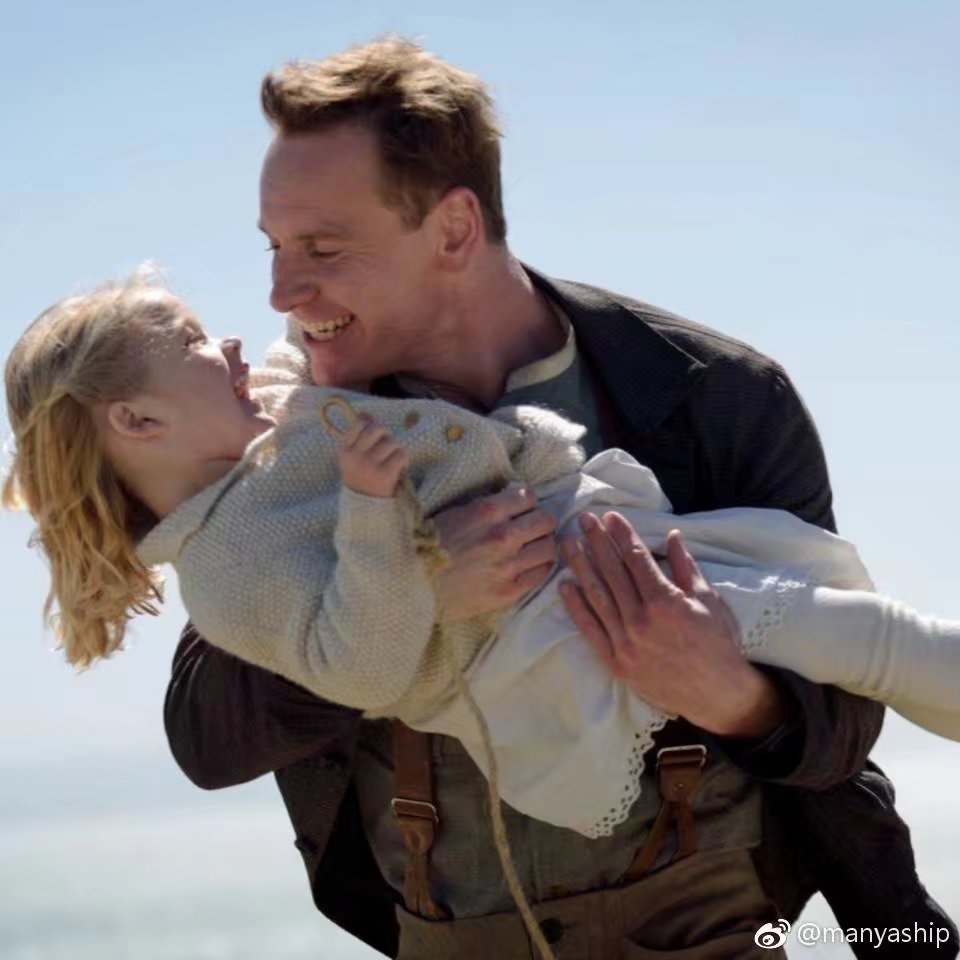 #MichaelFassbender#
打卡各种各样带娃的法叔。陪孩子玩，逗孩子笑，关心小女儿掉了的门牙，给小儿子讲道理，帮大儿子（x）刮胡子，检查大女儿作业。仔细算起来戏里还有好多娃呢。 ???
图文来自新浪微博@manyaship