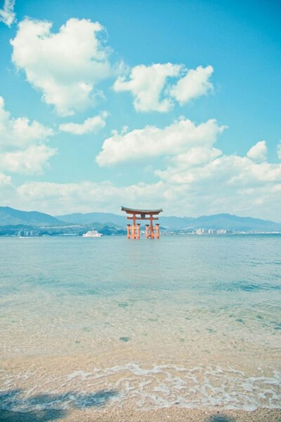 Miyajima, Hiroshima,Japan。宫岛严岛神社海上鸟居。位于宫岛町的严岛神社是一坐建在海上的神社，由于独特的地理位置与景致，宫岛自古以来就一直就被人们认为是有神明居住、著充满灵气的岛屿。耸立在海上的“大鸟居…