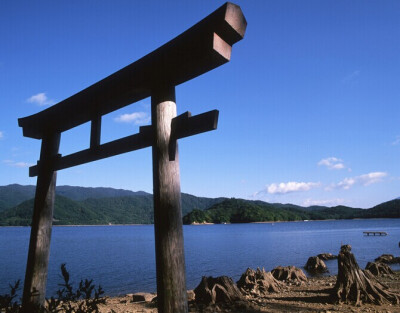 大山祇园神社の鸟居-----鸟居，一种类似于中国牌坊的日式建筑，常设于通向神社的大道上或神社周围的木栅栏处。主要用以区分神域与人类所居住的世俗界，算是一种结界，代表神域的入口，可以将它视为一种“门”。