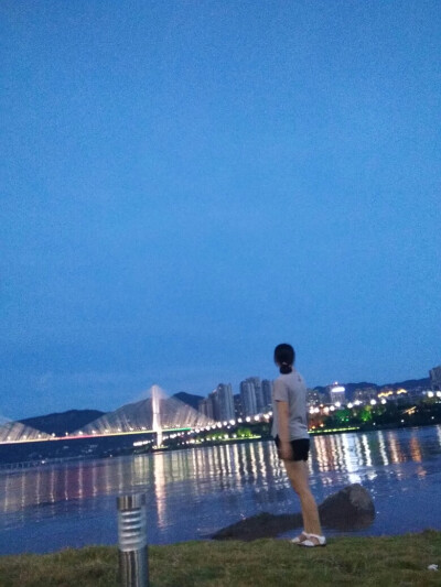 龙大给我拍的，哈哈，虽然你丫拍我真的好难看，但偏偏我喜欢