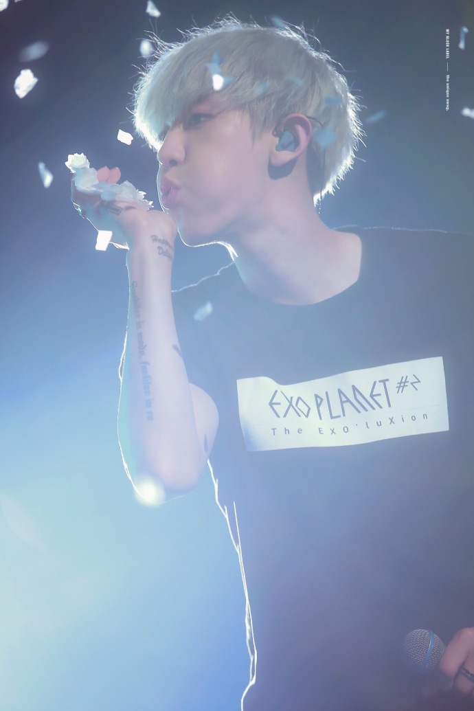 #朴灿烈##朴灿烈闪耀今夏# 是你吗 银发宝@real__pcyyyyy cr：logos ​​​​