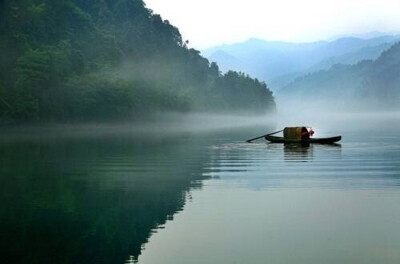 水曲舟行缓，流云醉梦溪。 寻花孤绕远，翠野缀添姿。 雾霭群山隐，唯留静影凄。 人行千里外，睹物起相思。