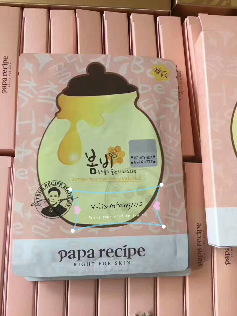 ~Papa recipe 粉春雨粉色玫瑰24K黄金蜂蜜面膜 一盒5片 滋润补水 保湿美白含有丰富的玫瑰精油，给皮肤补充营养的同时，还可以提亮肤色，减缓皮肤衰老速度。一张面膜含有蜂蜜+玫瑰+24K黄金保湿滋养不说，还能修复肌肤，算不算一款万能面膜呢？与普通面膜纸不一样，春雨玫瑰黄金面膜纸有点像蜂巢，面膜的精华还是一如既往地多，面膜纸也很服帖