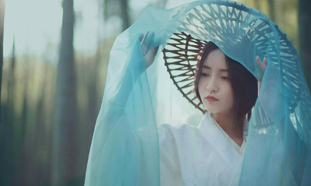 #写真#汉服摄影#杭州约拍#
【蓝颜草】这是一个关于小盲女寻找神仙散落在人间的蓝颜草而重见光明的故事
摄影：左夜--
出境/妆造：小温暖想要个大太阳