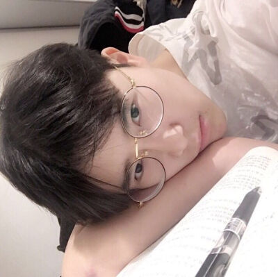 男生头像 戴眼镜 可爱