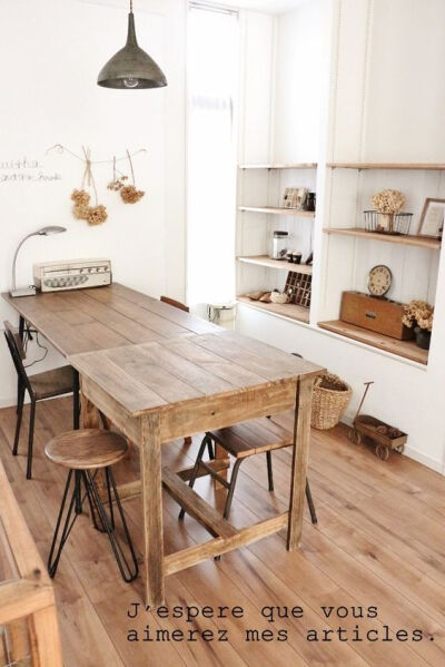 很复古很旧的木质餐桌，却很工业的餐椅
