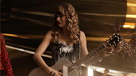 泰勒·斯威夫特（Taylor Swift），1989年12月13日出生于美国宾夕法尼亚州，美国流行音乐、乡村音乐创作型女歌手、音乐制作人、演员、慈善家。