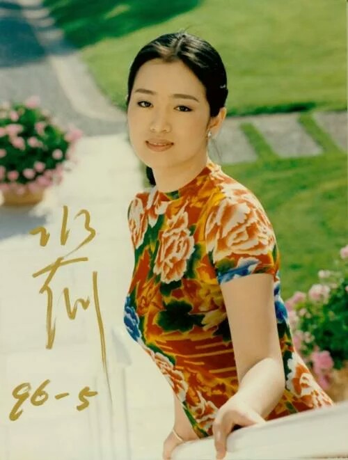 巩俐（Gong Li），1965年12月31日出生于中国辽宁沈阳，祖籍山东济南，新加坡籍华裔女演员，毕业于中央戏剧学院，联合国促进和平艺术家，联合国全球环境保护大使。