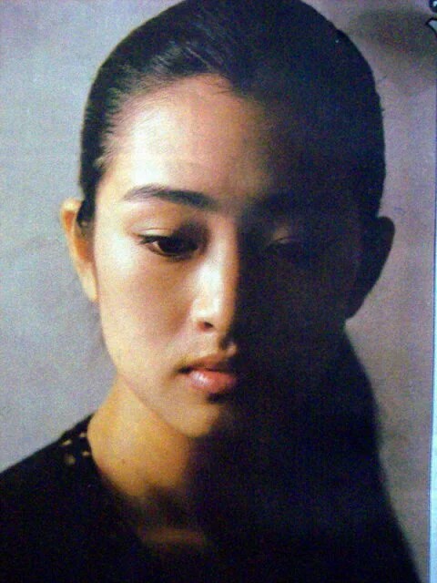 巩俐（Gong Li），1965年12月31日出生于中国辽宁沈阳，祖籍山东济南，新加坡籍华裔女演员，毕业于中央戏剧学院，联合国促进和平艺术家，联合国全球环境保护大使。