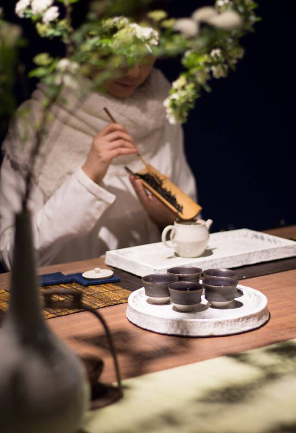 清花雅集茶会，在如梦似幻的群花里，柔如云彩的色彩中。