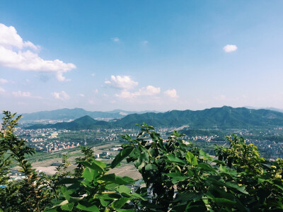 周末天气很好 蓝天白云 驱车到了山顶 眺望整座城市 有点熟悉有些陌生 却依然这么的美