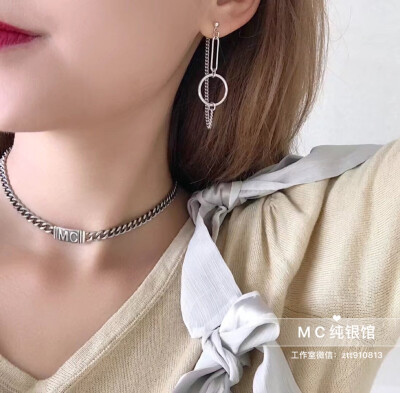 MC-【choker 】－重工链条choker
从面积上来说，粗一点choker更有存在感，选用重工链条元素瞬间提升基本款衣服时髦度。特别适合搭配简单的T恤或是衬衫仔裤，叛逆少女既视感。想要更酷更叛逆一点的你，凹造型必备之…