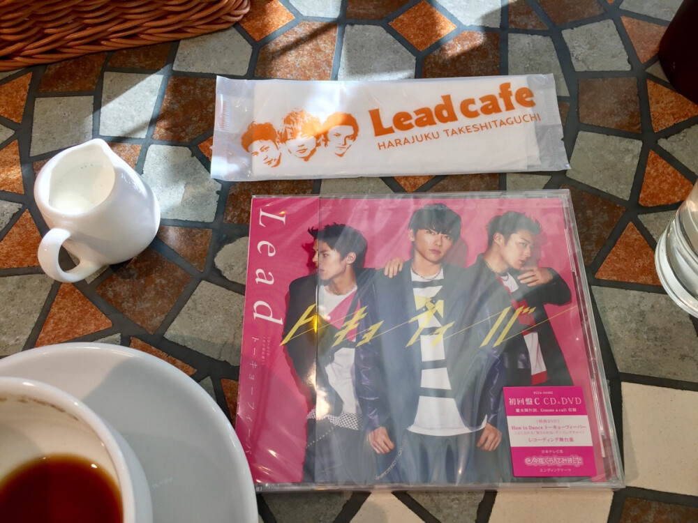 在原宿的lead cafe歇脚。就在事务所下面一层。店里服务生都是lead的后辈们。脸都不错。